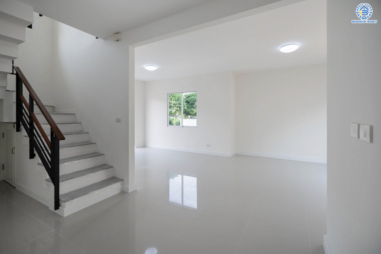 บ้านมือสองตกแต่งใหม่ โครงการ โฮมเพลส วงแหวน-รัตนาธิเบศร์ เนื้อที่ 51.10 ตร.ว. ฟังก์ชัน 3 ห้องนอน 2 ห้องน้ำ ที่จอดรถ 2 คัน ตั้งอยู่บนทำเลแห่งการเดินทาง เชื่อมต่อถนนรัตนาธิเบศร์ ใกล้ห้างเซ็นทรัล เวสต์เกต ใกล้รถไฟฟ้า "สถานีตลาดบางใหญ่"